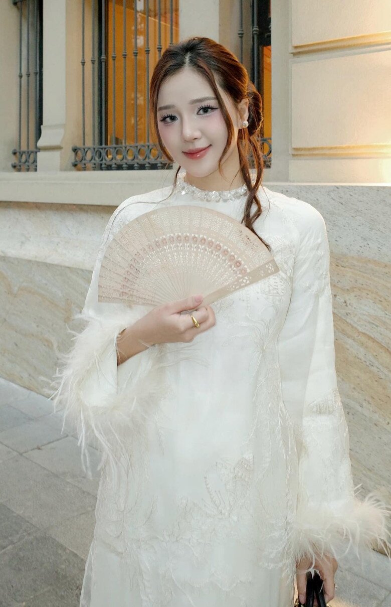 Những hình ảnh gần đây, cô chuyển sang phong cách thanh lịch, kín đáo nhưng vẫn thu hút.