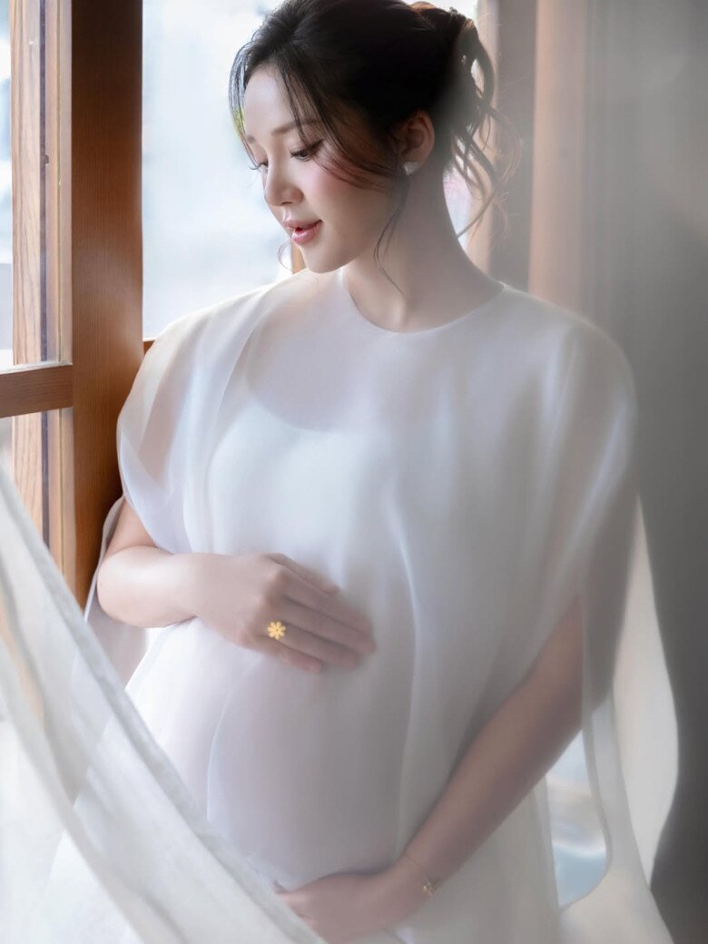 Cô gái thời tiết bụng đã vượt mặt vẫn xinh như búp bê.