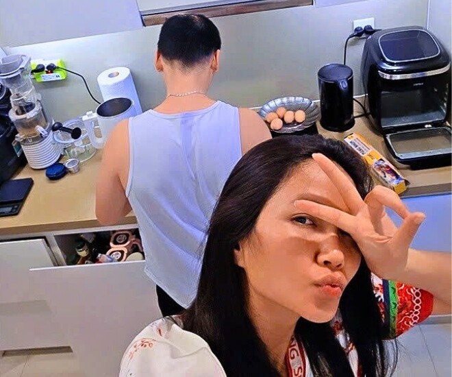 Hoa hậu HHen Niê chia sẻ khoảnh khắc chồng nhiếp ảnh gia vào bếp.