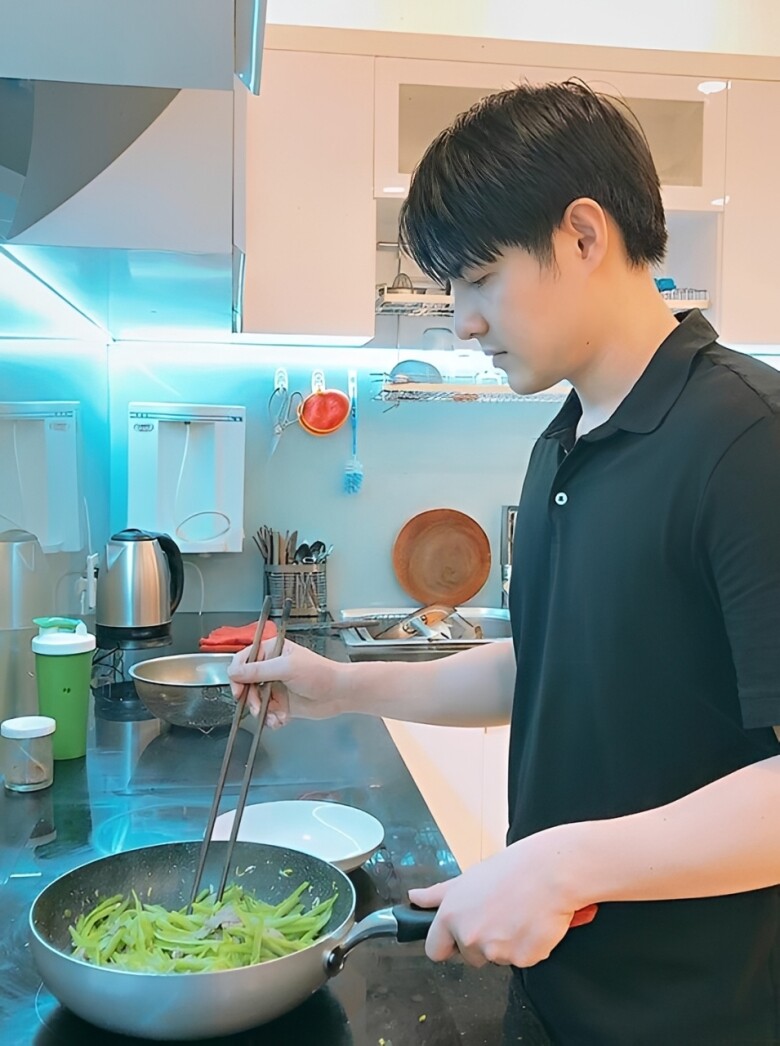 Ông Cao Thắng trổ tài đầu bếp, chiều chuộng khẩu vị của vợ bầu.