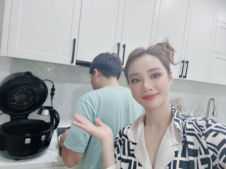 Bà bầu Nhã Phương selfie lúc Trường Giang đang nấu ăn.