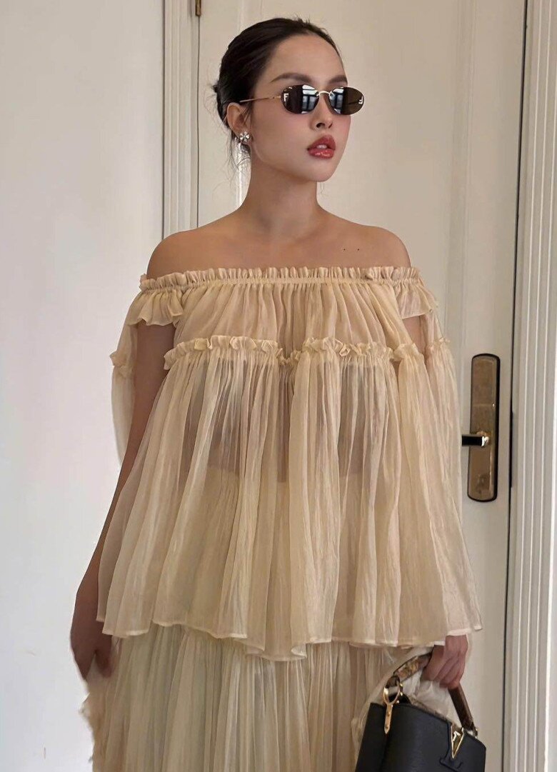 Bầu bí lần 3, hot girl đình đám mặc thanh lịch, không để lộ vòng 2.
