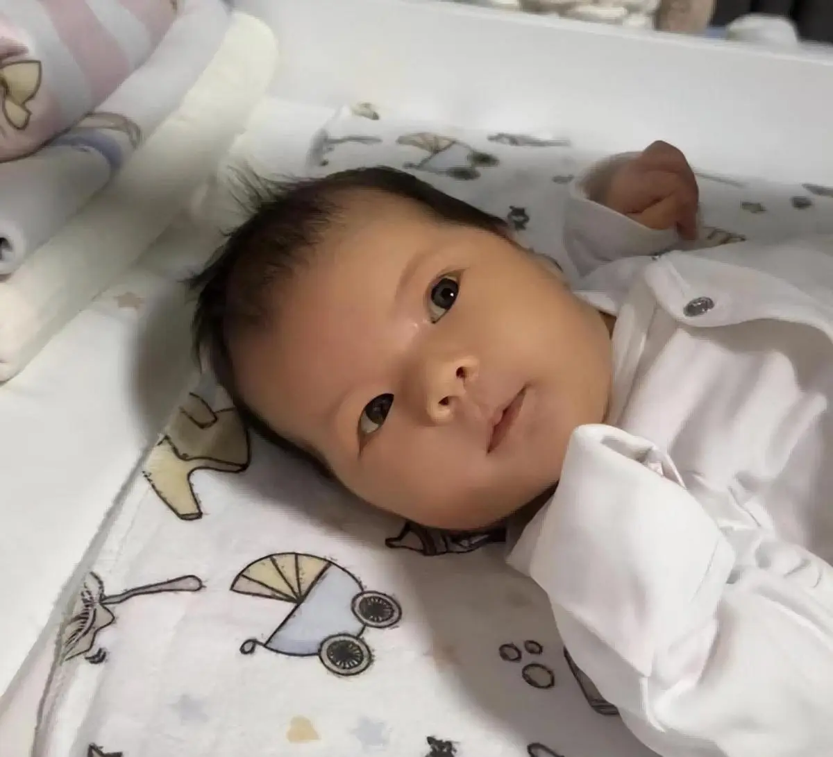 Cô hạ sinh em bé lai đáng yêu, muốn sinh đến 4 bé vì yêu trẻ con.