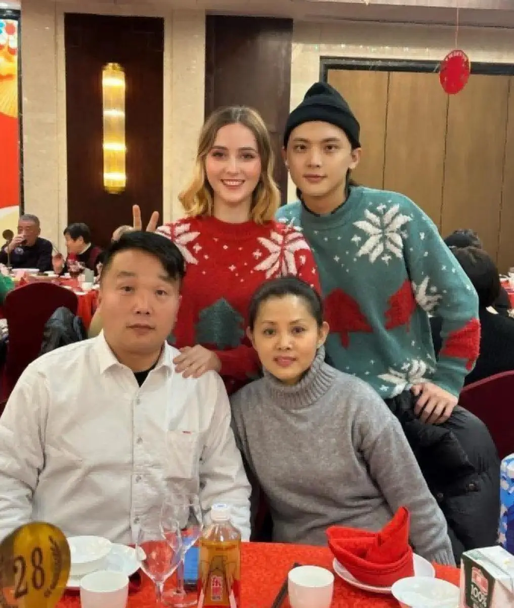 Chuyện tình cảm của cả hai được gia đình hai bên ủng hộ, cộng đồng mạng ngưỡng mộ.
