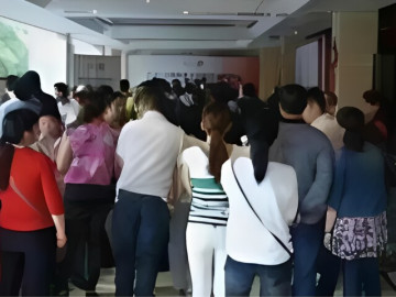 Cô gái mang thai 5 bé cùng lúc được cả họ 80 người đưa vào viện đẻ, cả nhà bật khóc khi y tá cho xem mặt 5 đứa trẻ