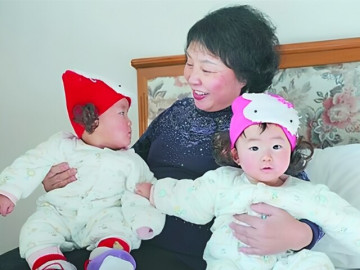 Cụ bà từng gây xôn xao khi sinh đôi ở tuổi 60, giờ đã gần 80, sắc vóc hai bé gái khi 16 tuổi mới bất ngờ