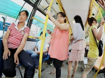 Bị nhắc nhở vì ngồi ghế ưu tiên, cô gái trẻ khiến cả xe buýt ngượng ngùng khi một vật trong túi vô tình rơi xuống