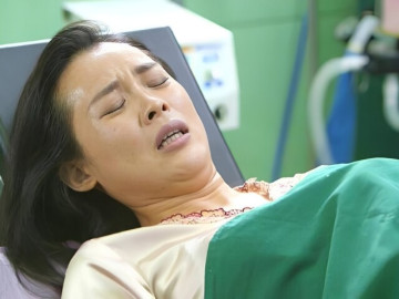 Bác sĩ đang đỡ đẻ bỗng nhìn thấy dòng chữ lạ trên bụng sản phụ, nội dung khiến cả phòng sinh đỏ mắt xúc động