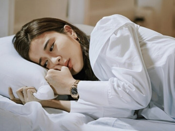 Bà bầu - Đêm động phòng mẹ chồng bắt ngủ riêng, nửa đêm lén ôm gối sang phòng chồng, tôi phát hoảng vì bà cũng ở đó