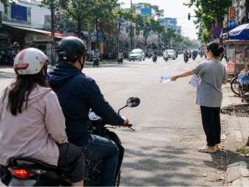 5 năm ly hôn, tình cờ gặp vợ cũ đứng phát tờ rơi, tôi và vợ 2 định mỉa mai thì có người gọi: “Chào giám đốc”