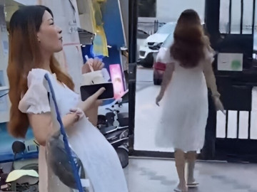 Bà bầu - Vợ bầu cứ đúng 3h chiều là mặc đồ đẹp rồi đi dạo một mình, chồng lén đi theo thì sững người trước cảnh nhìn thấy