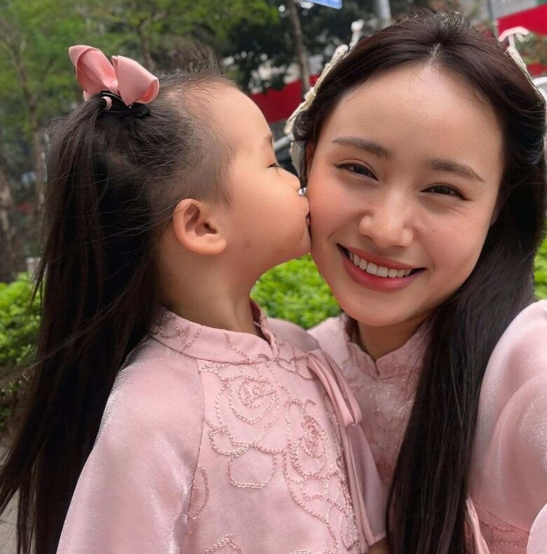 Mẹ hai con xinh đẹp, trẻ trung, chia sẻ khoảnh khắc hạnh phúc bên gia đình nhỏ.