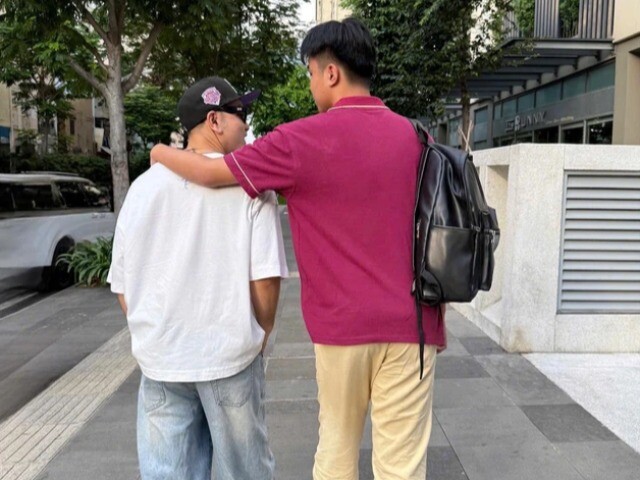 Con trai siêu mẫu Kim Cương gây chú ý với chiều cao vượt trội bên bố dượng Ưng Hoàng Phúc