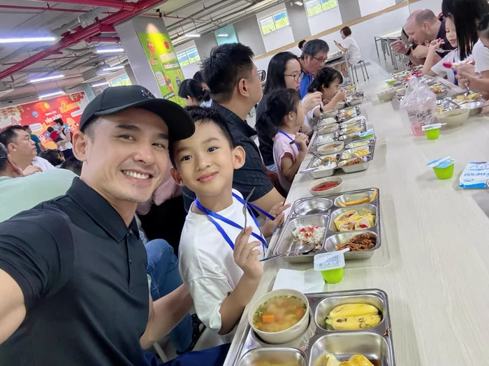Lương Thế Thành đảm đương chăm con ở nhà và ở trường.