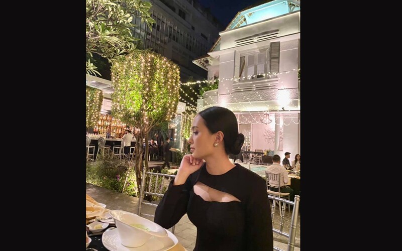 Dù xuất thân là tiểu thư danh giá, hot girl Hà thành sống kín tiếng, tự chủ tài chính và sát sao chăm sóc 2 con Sóc và Cốm để chồng yên tâm đi thi đấu xa nhà.