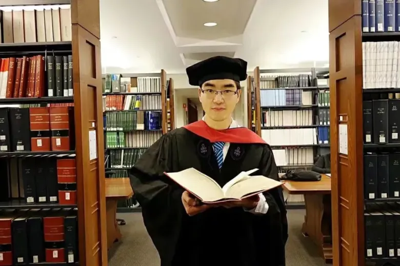 Bé sơ sinh chào đời bị bối chối bỏ vì mắc bại não, mẹ đơn thân quyết nuôi dạy thành Thạc sĩ Luật Harvard - 7