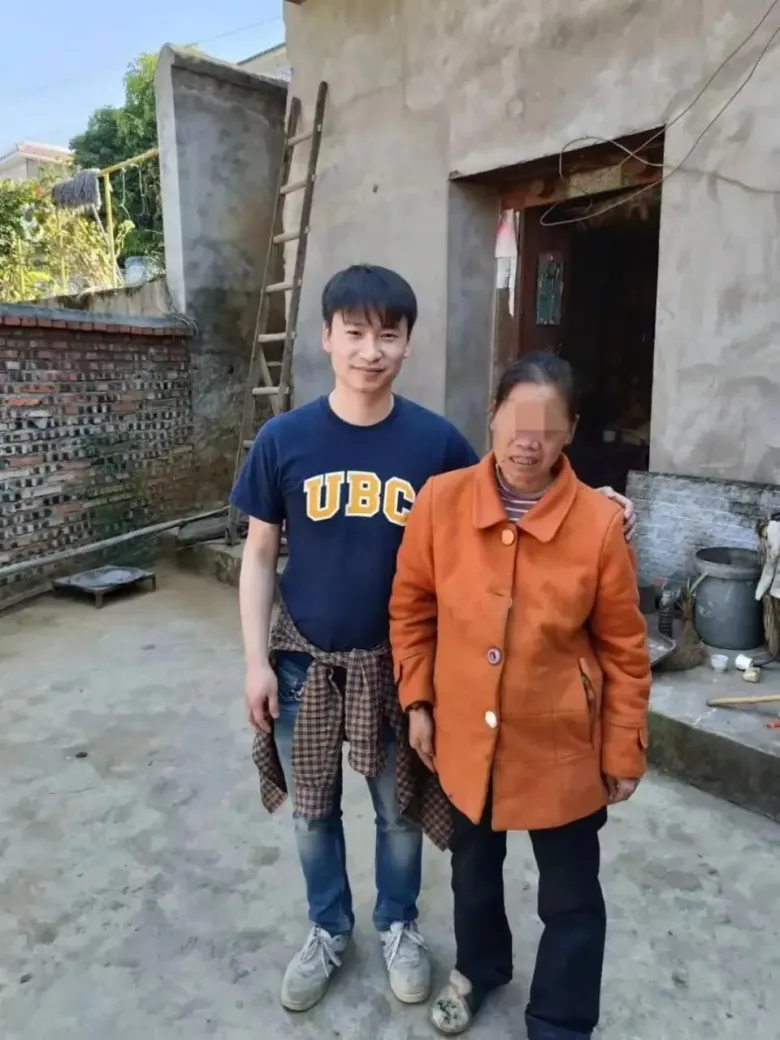 Gao Yang và mẹ ruột.