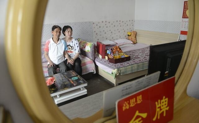 Bà lão nhặt rác nhận nuôi bé gái bị bỏ rơi, khi đứa trẻ thành Thạc sĩ liền nói 1 câu khiến bà lặng người - 7