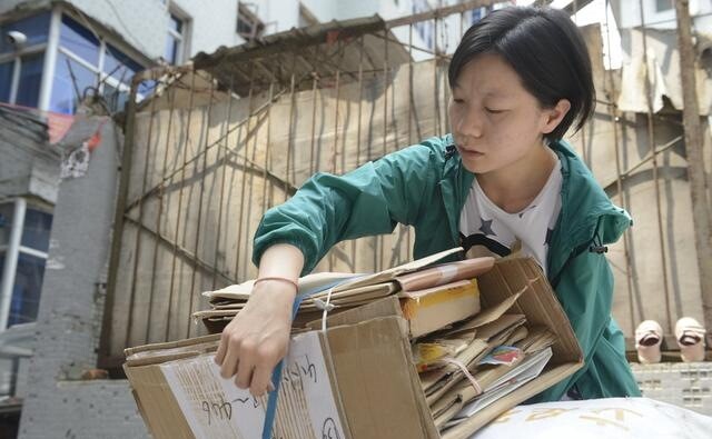 Bà lão nhặt rác nhận nuôi bé gái bị bỏ rơi, khi đứa trẻ thành Thạc sĩ liền nói 1 câu khiến bà lặng người - 2