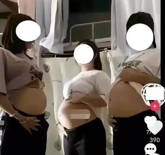 3 nữ sinh khoe bụng to khẳng định “cùng mang bầu”, dân tình khi biết sự thật liền đòi mời phụ huynh - 1