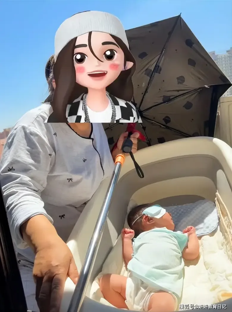Mẹ mang con ra ngoài cửa sổ tầng cao để amp;#34;phơi nắng trị vàng daamp;#34;, dân mạng nhìn hoảng hốt vì quá nguy hiểm - 2