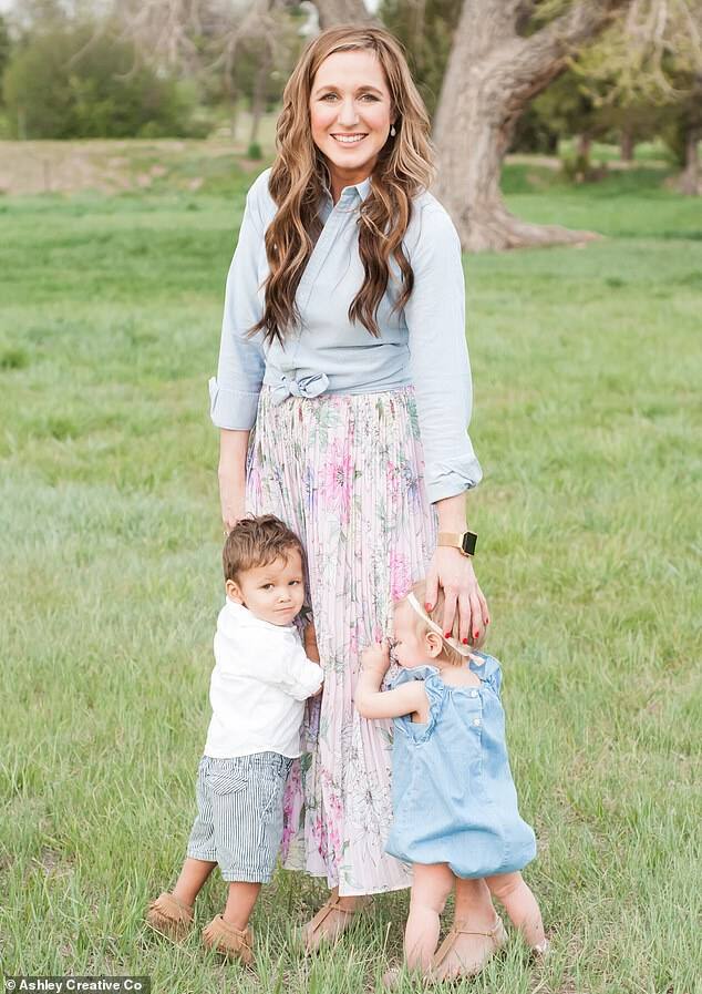 Trong ảnh là Katie cùng Grayson và Hannah.