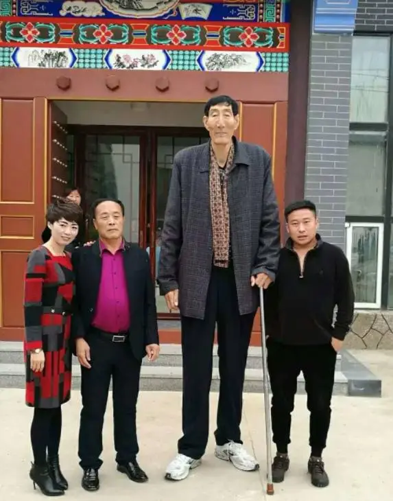 Cãi lời bác sĩ, thiếu nữ có bầu với ông lão amp;#34;khổng lồamp;#34; 56 tuổi, giờ nhìn con trai 17 tuổi ai cũng xuýt xoa - 1