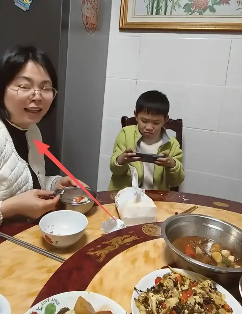 Con học lớp 3 vẫn cầm điện thoại chơi game để mẹ đút cơm: Là amp;#34;yêu conamp;#34; hay amp;#34;làm hưamp;#34; đứa trẻ? - 2