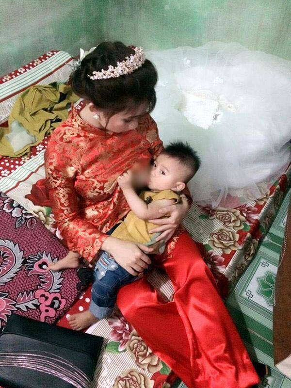 “Sinh con được 10 tháng hơn rồi tụi em mới tổ chức đám cưới các mẹ ạ. Lý do vì năm không đẹp, phạm kim lâu. Vừa đón khách, lâu lâu lại chạy vô buồng cởi váy cho con bú. Tội con nhỏ cứ đói khóc đòi mẹ. Mẹ bế thì con cứ nhìn em chằm chằm không nhận ra. Có mẹ nào giống em không?” - bà mẹ Lê Na (sinh sống tại Quảng Ngãi) chia sẻ.