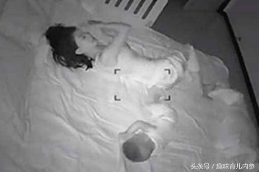 Cô xoay người và để con tự chơi.