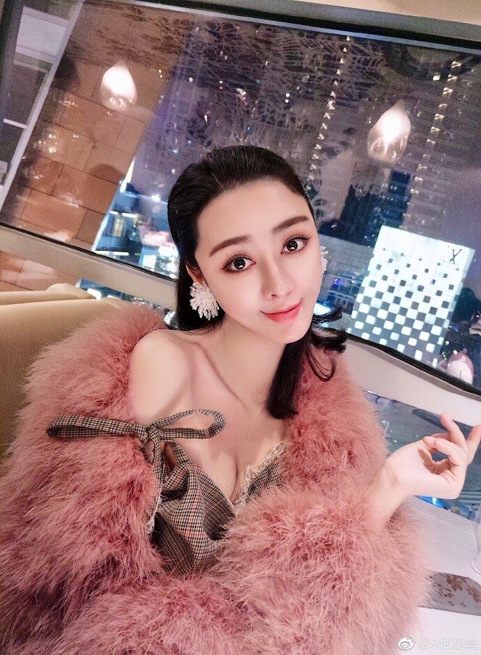 Hà Thừa Hi phẫu thuật thẩm mỹ nhiều lần, tiêu tốn hàng tỷ đồng để có nhan sắc xinh đẹp.