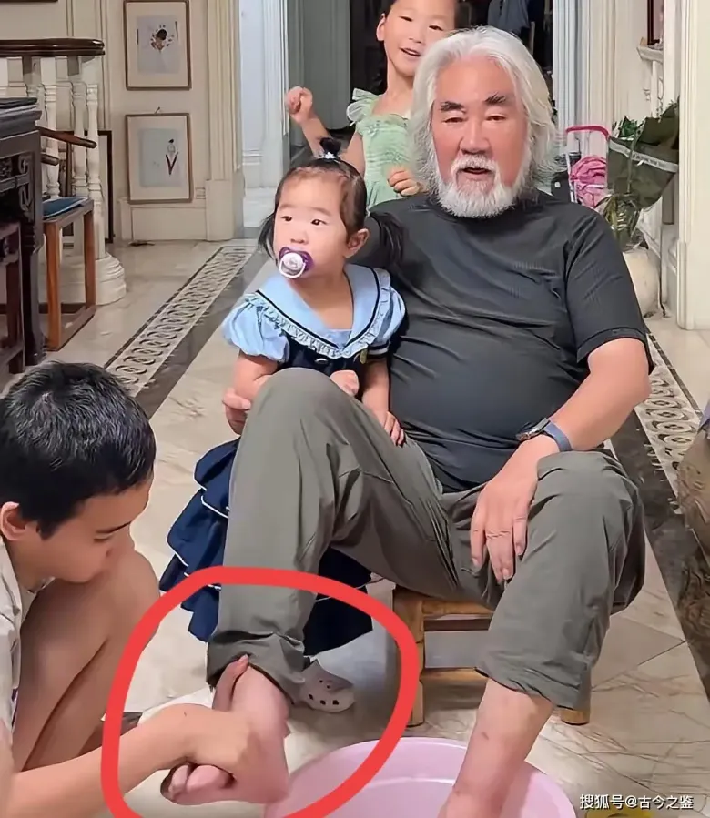 Ông lão lấy gái trẻ kém 31 tuổi, 5 năm làm bố 4 đứa bé và cái kết ở tuổi 75 - 1