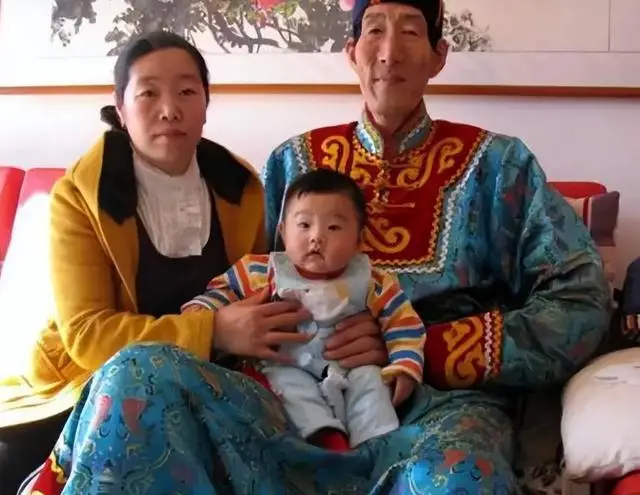 Cãi lời bác sĩ, thiếu nữ có bầu với ông lão amp;#34;khổng lồamp;#34; 56 tuổi, giờ nhìn con trai 17 tuổi ai cũng xuýt xoa - 5