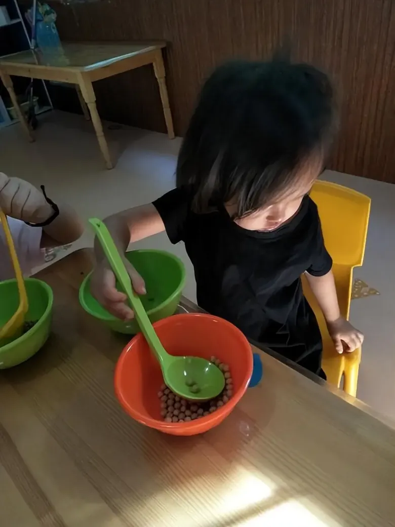 Con 2 tuổi nhét hạt đậu vào lỗ mũi, mẹ khẩn cấp đưa 1 thứ vào miệng bé, bác sĩ khen hết lời - 3