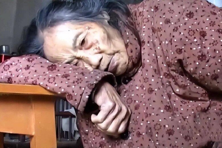 Bà lão 91 tuổi trượt chân ngã, siêu âm lại thấy thai nhi trong bụng, con trai khóc nghẹn: amp;#34;Bố tôi mất 60 năm nay rồi!amp;#34; - 2