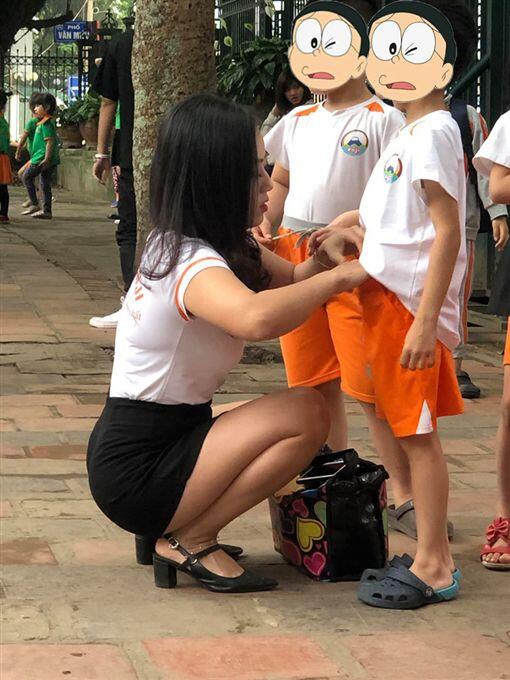 Hình ảnh cô giáo trong lễ tốt nghiệp của học sinh mầm non gây xôn xao mạng xã hội - 5