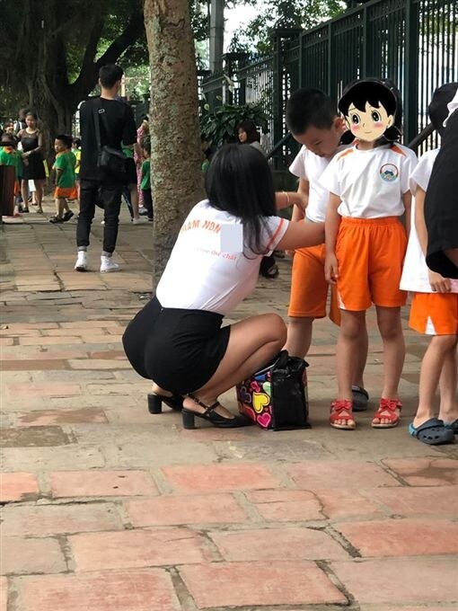 Hình ảnh cô giáo trong lễ tốt nghiệp của học sinh mầm non gây xôn xao mạng xã hội - 6