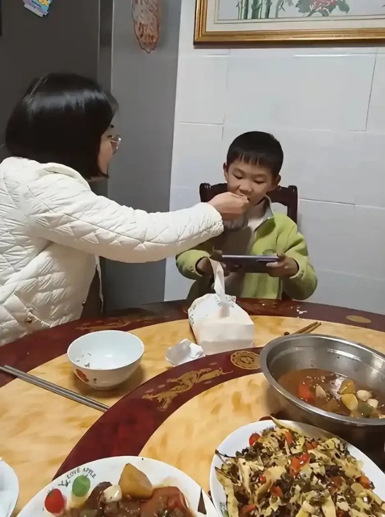 Con học lớp 3 vẫn cầm điện thoại chơi game để mẹ đút cơm: Là amp;#34;yêu conamp;#34; hay amp;#34;làm hưamp;#34; đứa trẻ? - 1