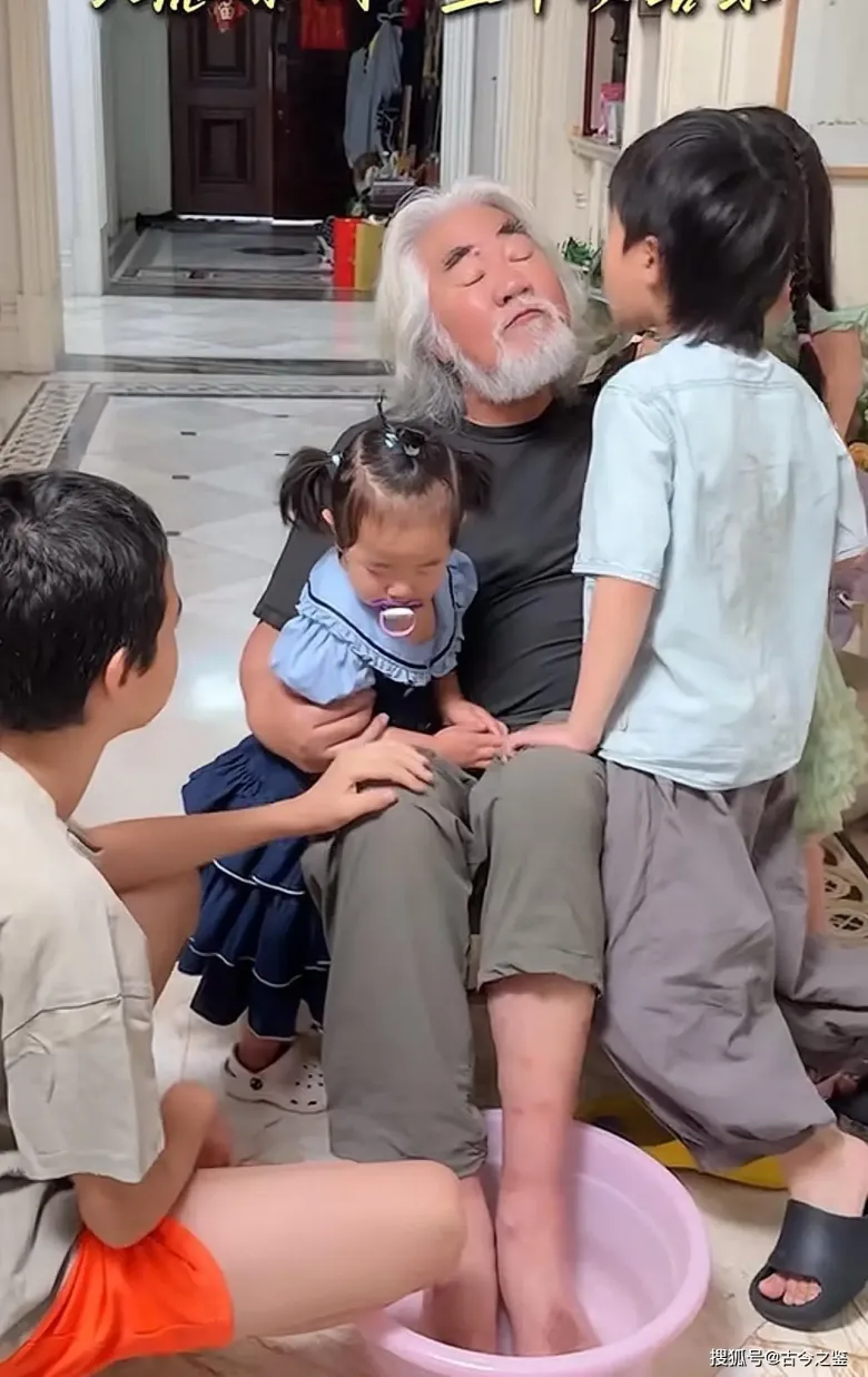 4 con vây quanh chăm sóc, dành tình yêu cho Trương Kỷ Trung.