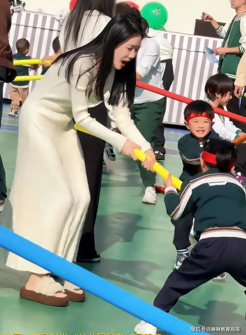 Bà mẹ gây tranh cãi khi mặc quá đẹp đến trường của con, giáo viên: amp;#34;Chúng tôi thường ghét nhất kiểu người như vậy!amp;#34; - 2