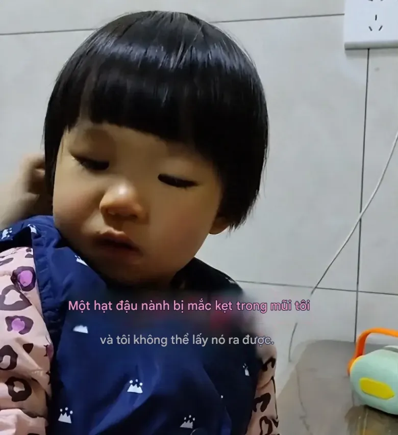 Con 2 tuổi nhét hạt đậu vào lỗ mũi, mẹ khẩn cấp đưa 1 thứ vào miệng bé, bác sĩ khen hết lời - 1