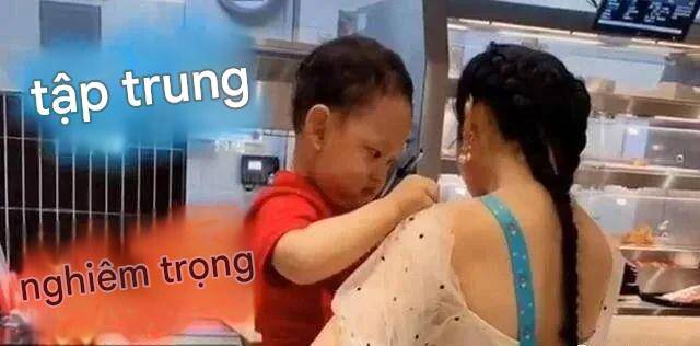 Nắng nóng, mẹ mặc áo hở lưng cùng con đi ra ngoài, hành động đáng yêu của em bé khiến người xung quanh bật cười - 1