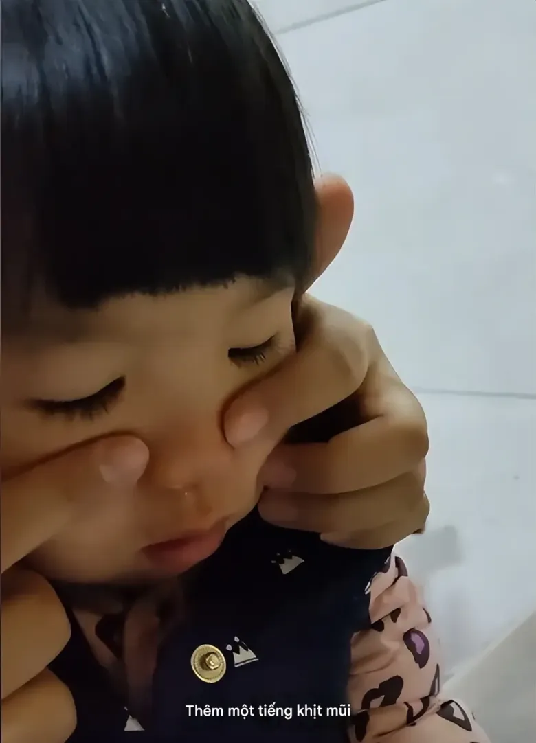 Con 2 tuổi nhét hạt đậu vào lỗ mũi, mẹ khẩn cấp đưa 1 thứ vào miệng bé, bác sĩ khen hết lời - 2