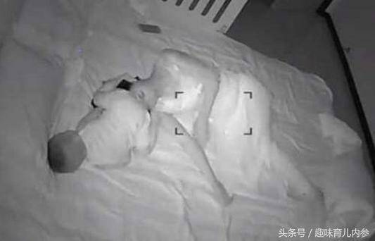 Thế nhưng đứa trẻ liên tục làm phiền mẹ.