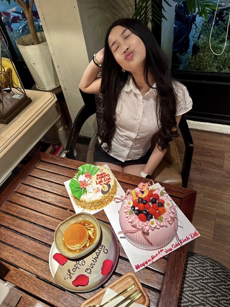 Mẹ 3 con Ốc Thanh Vân khoe những bức hình kỉ niệm trên trang cá nhân nhận nhiều sự quan tâm của mọi người và lời chúc mừng cho bé Cola.