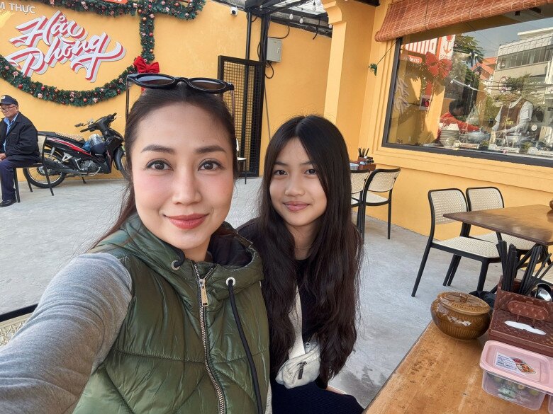 Ốc Thanh Vân và con gái giống như những người bạn thân thiết, có thể chia sẻ mọi thứ cùng nhau.
