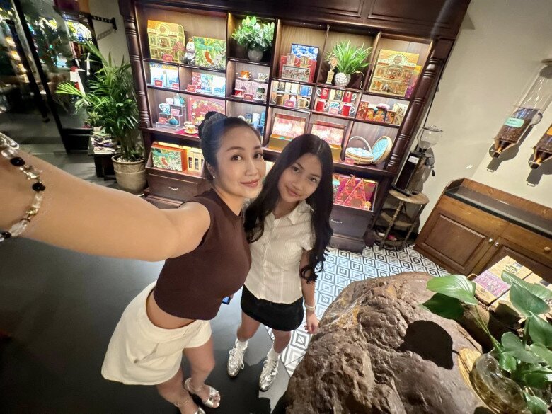 Ốc Thanh Vân mừng sinh nhật con gái ở nhà hàng, bé Cola 13 tuổi càng lớn càng xinh, được khen là bản sao của mẹ - 3
