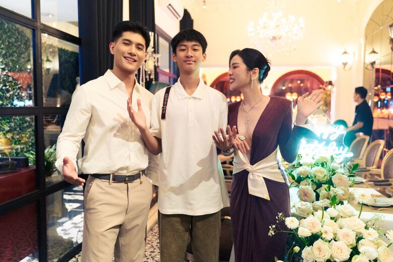 Bữa tiệc tại nhà hàng sanh chảnh và được trang trí cầu kì.