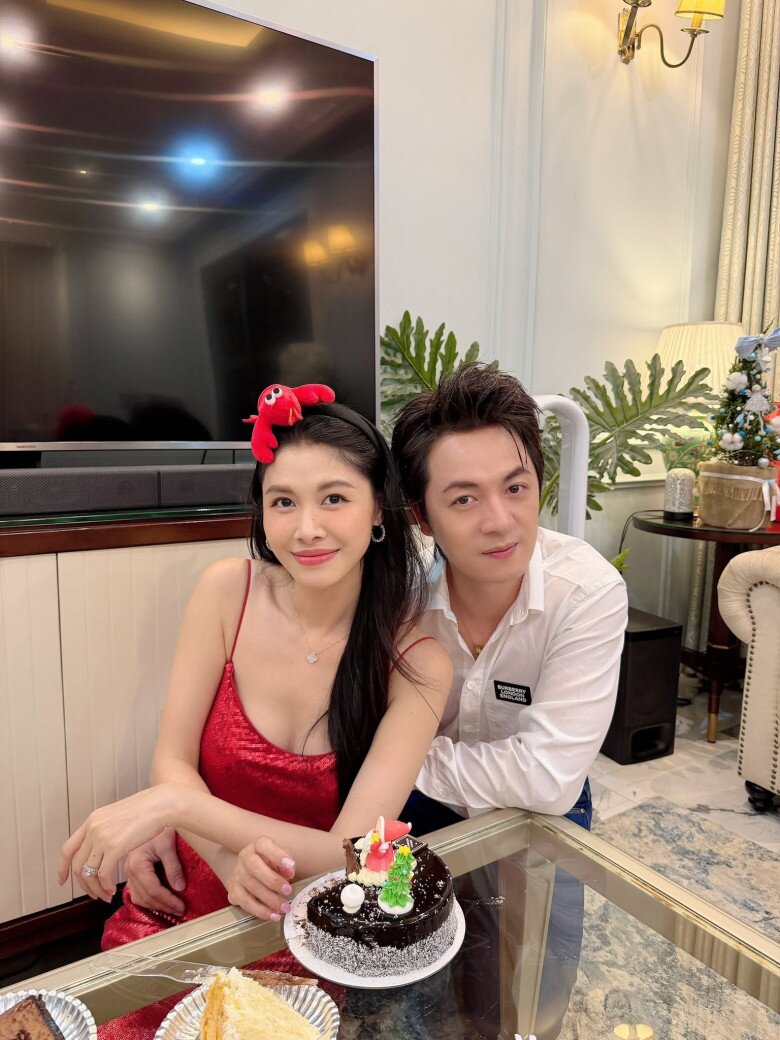 Tôi luôn nhắc mình câu “Lời nói không mất tiền mua, lựa lời mà nói cho vừa lòng nhau”. Vì thế không chỉ với chồng mà giao tiếp với con cái, bố mẹ, rồi đến những người xung quanh, tôi đều quan trọng lời ăn tiếng nói - hot mom Thủy Anh từng cho hay.