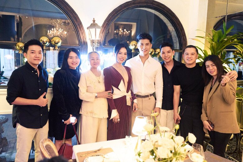 Lệ Quyên làm sinh nhật đầy xa hoa cho con trai ở nhà hàng: Bàn tiệc dài kín phòng, 2 chiếc bánh kem cầu kì - 7